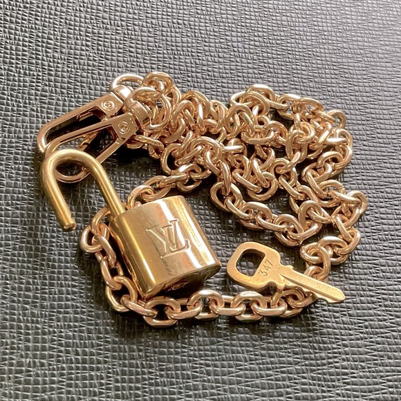 ✅ AUTHENTIC LOUIS VUITTON LOCK&KEY PENDANT - Picture 4 of 6